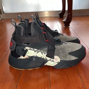 Nike Air Huarache City Utility N7